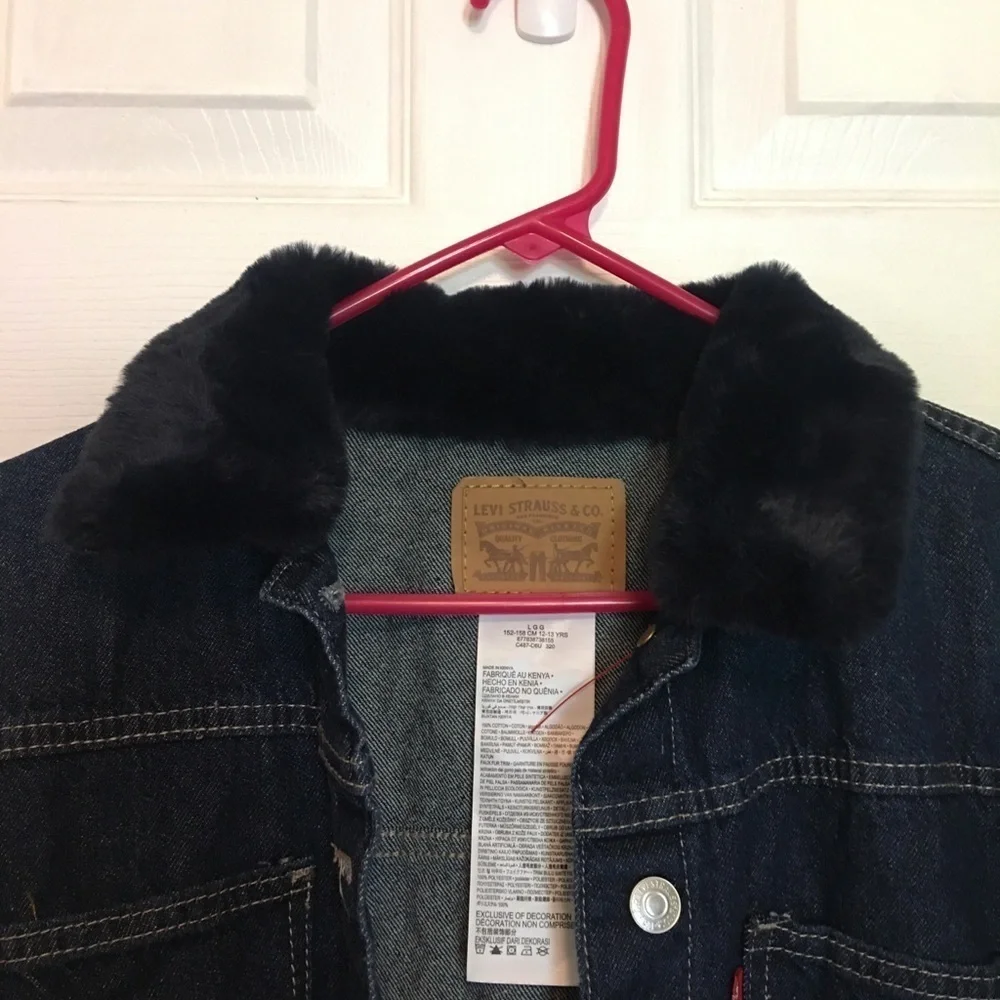 NWT sz L Levi denim girls jacket. Faux fur collar, metal buttons, chest pockets